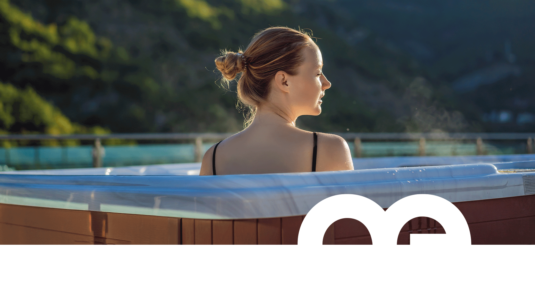 femme se relaxant dans un spa extérieur avec les montagnes en arrière plan. Le logo aqua éruption vient décorer la photo