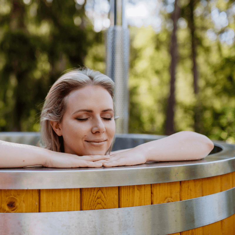 femme se relaxant dans un bain nordique aqua éruptions