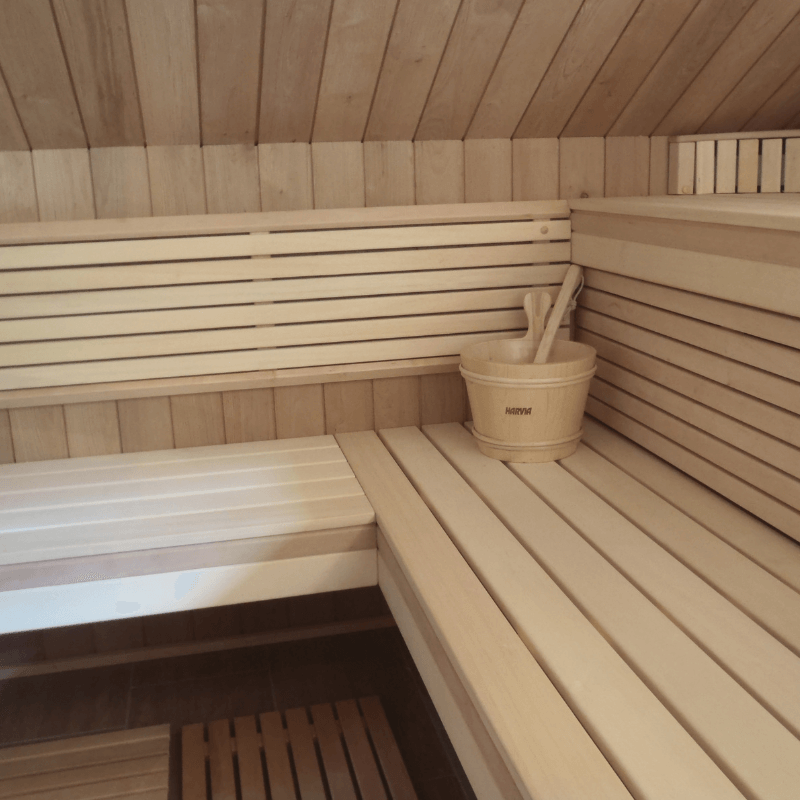 Intérieur d'un sauna en bois